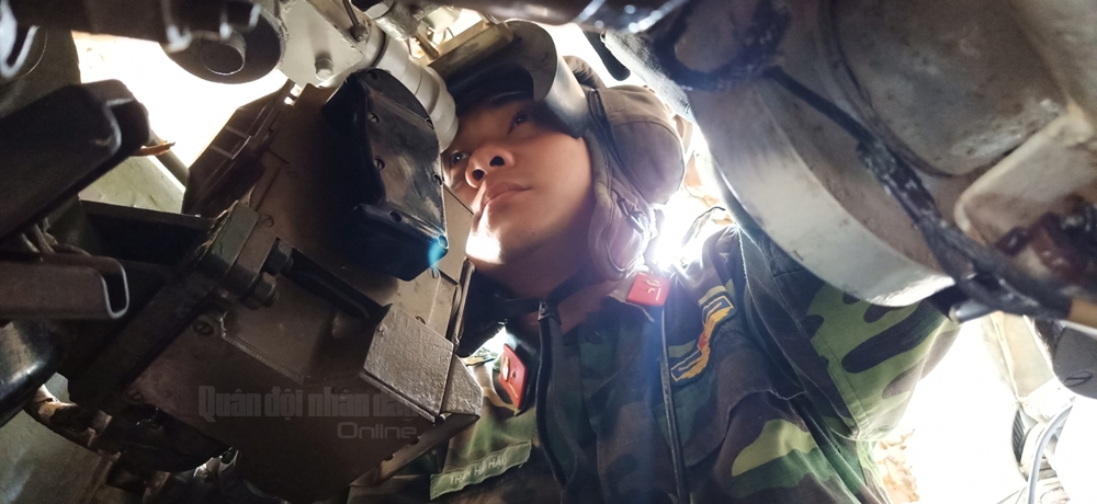 Pháo thủ ngắm bắn trong xe.